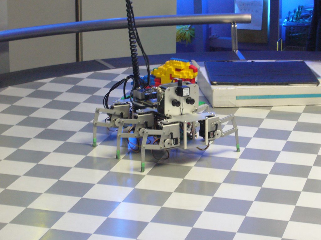 Ingenieur programmiert einen kollaborativen Roboter am Bedienpanel in Stuttgart
